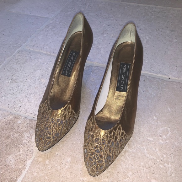 VNTG Stuart Weitzman embroidered dress pumps